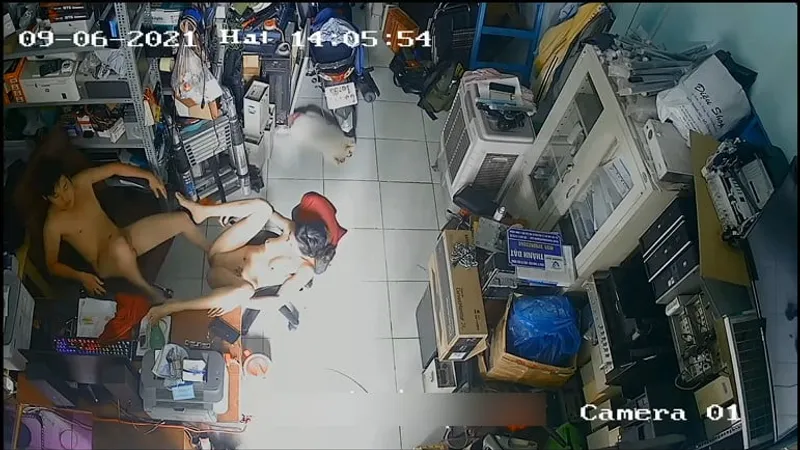 Bà xã chồng nện nhau trong của chuối máy tính