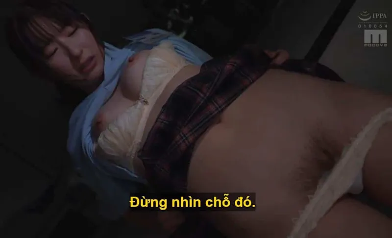 Sếp trên lập mưu "dạy dỗ" cô em dưới quyền kiêu căng lười nhác, suốt ngày chỉ mải mê chat chit với người yêu.